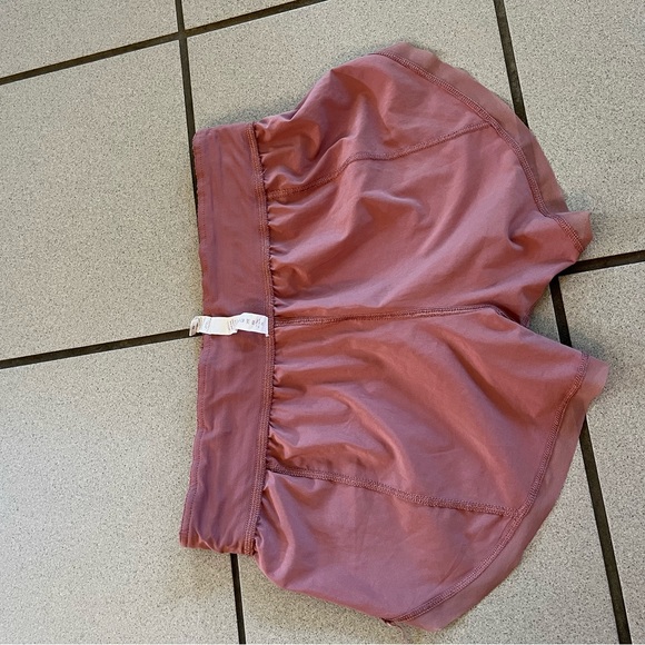 Rose mid-rise Lululemon shorts - Picture 5 of 6